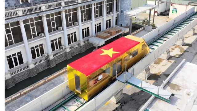 Việt Nam vừa có đoàn tàu dát vàng được chạy thử dưới lòng đất, thiết kế chở được 80 khách - Ảnh 1.