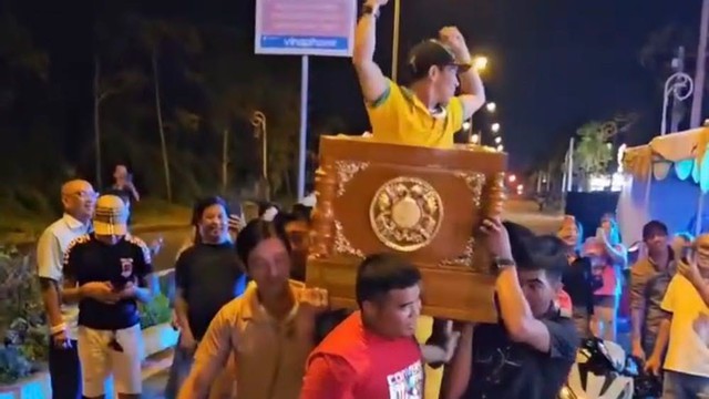 Vụ nhóm người khiêng quan tài có người sống nhảy múa giữa phố: Đã rõ mục đích - Ảnh 1.