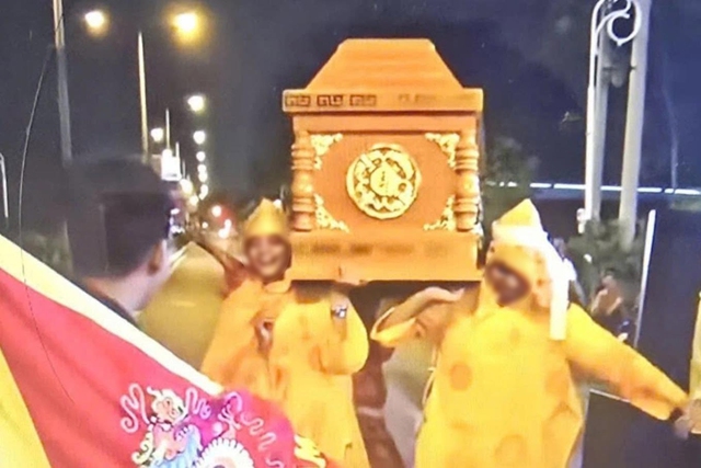 Vụ nhóm người khiêng quan tài có người sống, nhảy múa giữa phố: Chủ tiệc nói muốn “trải nghiệm” - Ảnh 1.