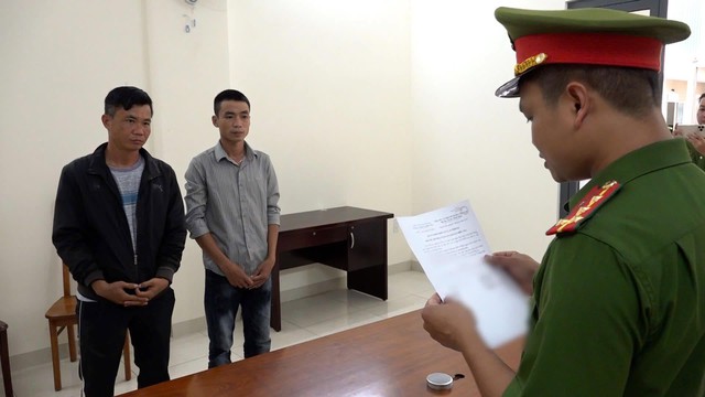 Tống đạt quyết định khởi tố chủ hộ kinh doanh phân bón Nguyễn Trung Hiếu SN 1987 - Ảnh 1.