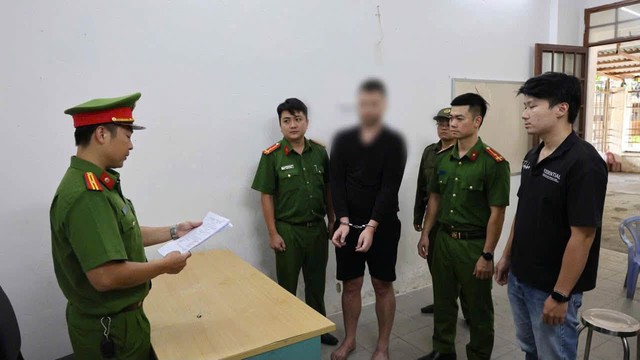 Bắt tạm giam đối tượng người nước ngoài đập phá quán cà phê ở Đà Nẵng - Ảnh 1.