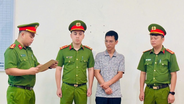 Thi hành lệnh khám xét nơi ở, bắt tạm giam cán bộ thuế Đào Thị Ngân SN 1972 - Ảnh 2.