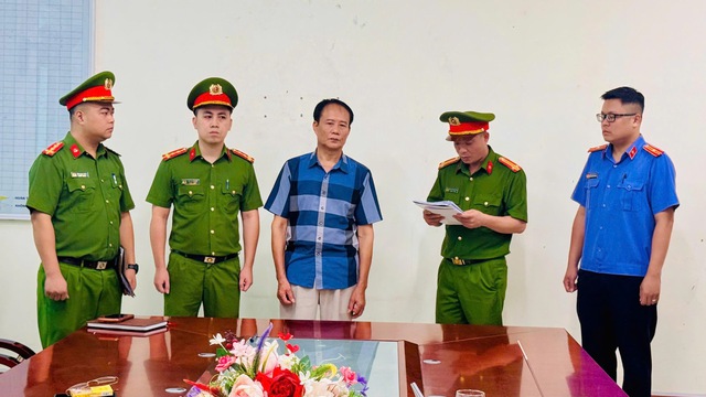 Thi hành lệnh khám xét nơi ở, bắt tạm giam cán bộ thuế Đào Thị Ngân SN 1972 - Ảnh 1.