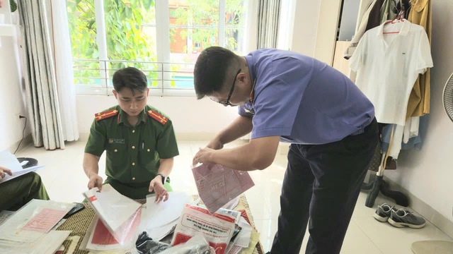 Thi hành lệnh khám xét nơi ở, bắt tạm giam cán bộ thuế Đào Thị Ngân SN 1972 - Ảnh 3.