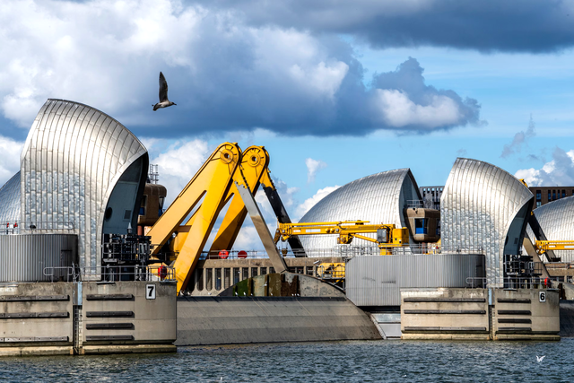 "Pháo đài thép" Thames Barrier 33.000 tấn, chịu lực 9.000 tấn nước: Có thể chặn đứng cơn thịnh nộ của sóng thần, lũ lụt - Ảnh 7. "Pháo đài thép" Thames Barrier 33.000 tấn, chịu lực 9.000 tấn nước: Có thể chặn đứng cơn thịnh nộ của sóng thần, lũ lụt - Ảnh 7.