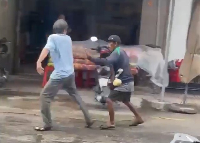 Đang bán vé số, người đàn ông dùng dao đâm đồng nghiệp tử vong, hé lộ nguồn cơn - Ảnh 1.