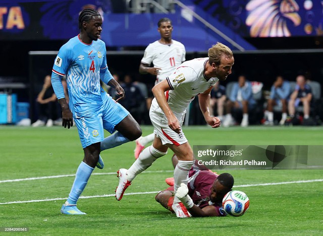 Diễn biến trận Anh 0-1 Congo: Tuyển Anh dồn l&ecirc;n tấn c&ocirc;ng, li&ecirc;n tục dứt điểm - Ảnh 3.