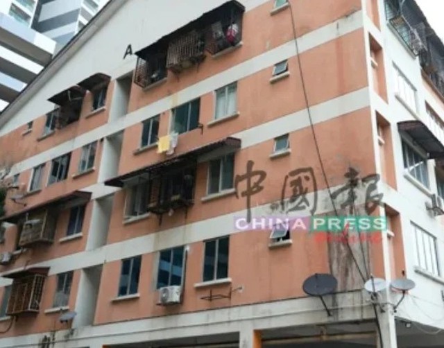 Chiếc vali bốc mùi hôi nồng nặc khiến cả khu chung cư bất an, cảnh sát đến rồi phát hiện điều kinh hoàng - Ảnh 1.