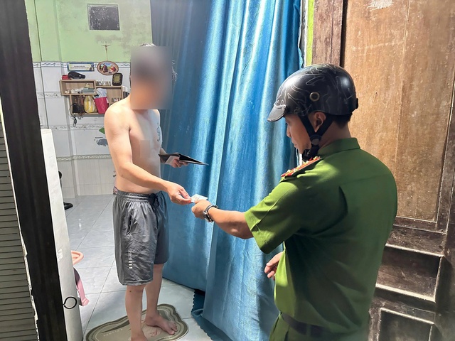 Công an đồng loạt ra quân, kiểm tra 14 nhà nghỉ, nhà trọ - Ảnh 1.