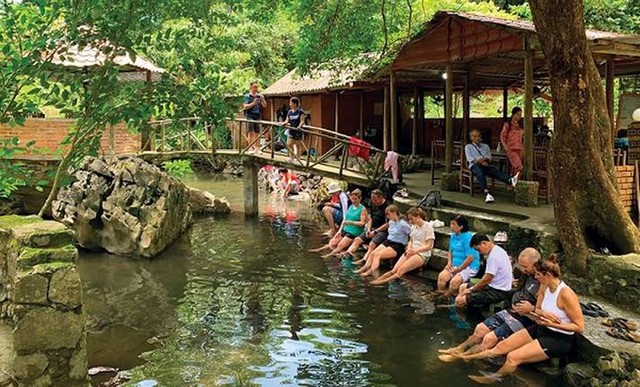 Khách Tây ngồi im khi trải nghiệm việc "độc - lạ" ở Cát Bà: Nhiều người sợ không dám làm - Ảnh 2.