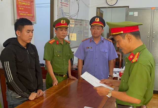 Thi hành lệnh bắt tạm giam một thủ kho SN 2004 - Ảnh 1.