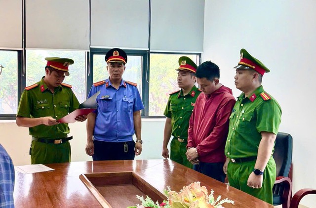 Thi hành lệnh bắt tạm giam cán bộ ngân hàng Lê Văn Thành SN 1994 - Ảnh 1.