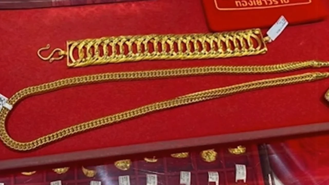 Người phụ nữ đi khách sạn với trai lạ, lừa lấy dây chuyền vàng rồi đi mua điện thoại mới cho chồng - Ảnh 1.