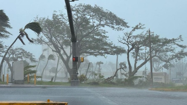 Ảnh hiếm siêu bão Ba Vì từ vũ trụ: Mắt bão khổng lồ hiện rõ như "nuốt chửng" đại dương, NASA phải chú ý - Ảnh 7.