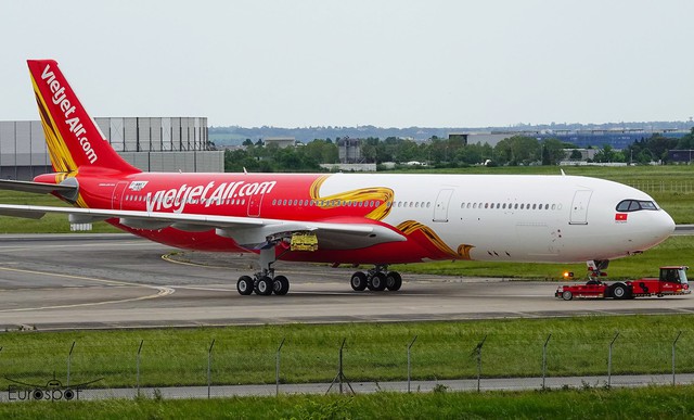 Cuối tháng 6, sân bay Pháp ghi nhận một máy lạ của Vietjet - Ảnh 1.