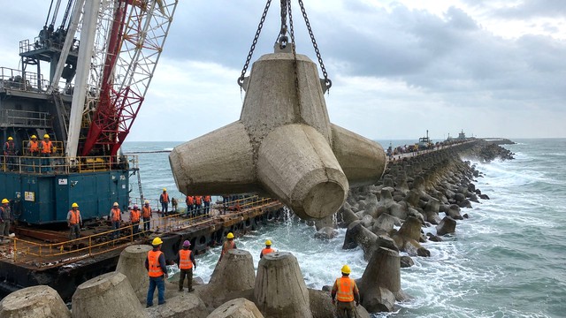 Mục kích Ấn Độ thả 2.000 khối bê tông và 7 triệu tấn đá xuống biển: "Áo giáp" 3,1km bảo vệ siêu cảng - Ảnh 4.