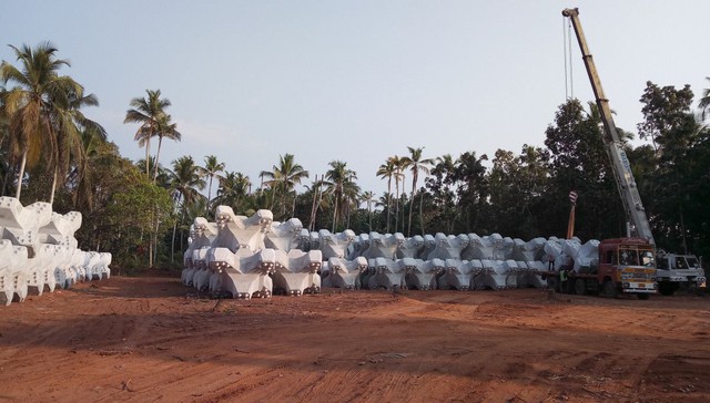 Mục kích Ấn Độ thả 2.000 khối bê tông và 7 triệu tấn đá xuống biển: "Áo giáp" 3,1km bảo vệ siêu cảng - Ảnh 1.