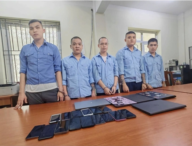 16 người dân ở Hà Nội bị chiếm tiền trong tài khoản ngân hàng:  - Ảnh 1.