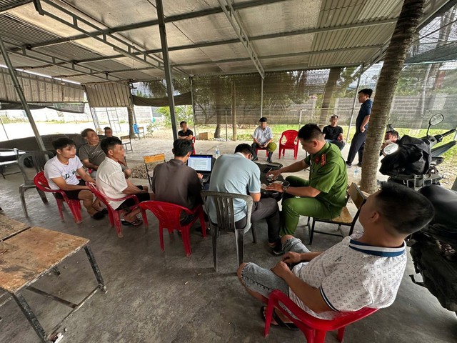 Công an điều tra giao dịch 1,8 triệu đồng tại một quán tạp hoá lúc 6h sáng - Ảnh 1.