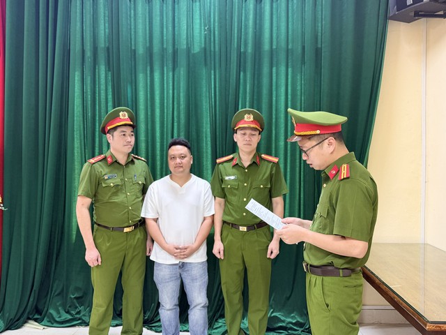 Ra quyết định khởi tố chủ cửa hàng xe đạp điện Nguyễn Đình Quyết SN 1992 - Ảnh 1.