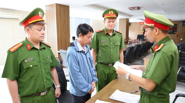 Thi hành lệnh bắt tạm giam cán bộ phòng giáo dục Nguyễn Văn Chương 43 tuổi - Ảnh 2.