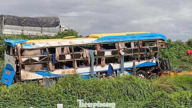 Danh tính các nạn nhân tử vong vụ lật xe khách trên cao tốc ở Hà Nội - Ảnh 1.