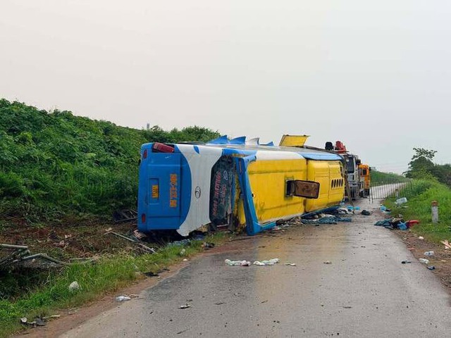 Vụ lật xe khách 4 người tử vong ở Hà Nội: Đang đi du lịch nhưng quyết định về sớm thì hàng xóm có tang - Ảnh 3.