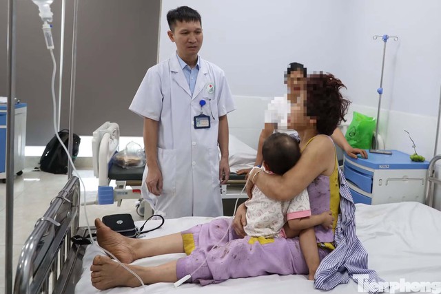 Vụ lật xe khách 4 người tử vong ở Hà Nội: Đang đi du lịch nhưng quyết định về sớm thì hàng xóm có tang - Ảnh 1.