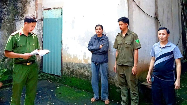 Thi hành lệnh khám xét khẩn cấp chỗ ở, tạm giữ Nguyễn Thị Thanh Thúy SN 1979 - Ảnh 2.