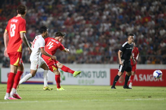 Diễn biến Việt Nam 1-0 Myanmar: Nguyễn Xuân Son volley đẹp mắt mở tỉ số - Ảnh 1.