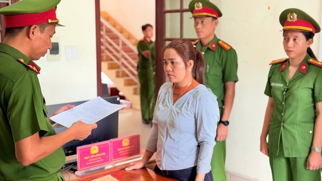 Thi hành lệnh bắt tạm giam người phụ nữ thu mua mủ cao su Hoàng Thị Lý - Ảnh 1.