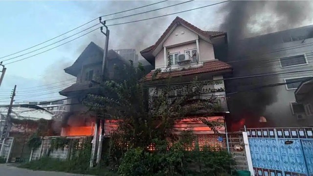 Ập vào căn nhà bị hoả hoạn, lính cứu hoả sững sờ với cảnh tượng trước mắt - Ảnh 1.