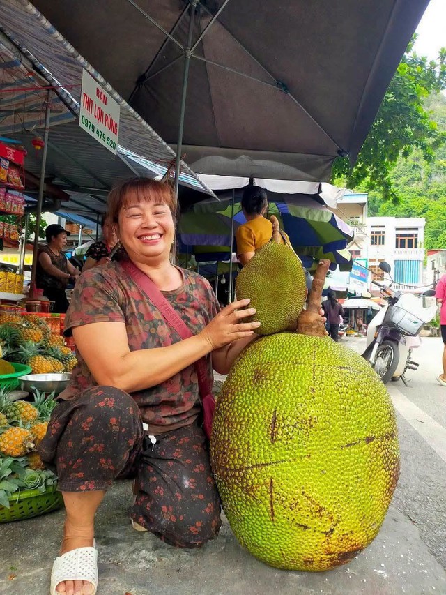 Quả mít khổng lồ nặng 53kg ở Lạng Sơn được bán với giá bất ngờ, ngỡ ngàng khi bổ ra - Ảnh 1.