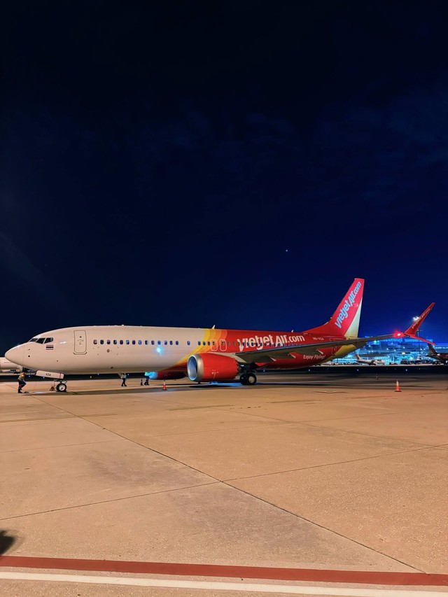 Chiều 1/7, sân bay Tân Sơn Nhất ghi nhận một máy bay khác lạ của Vietjet - Ảnh 1.