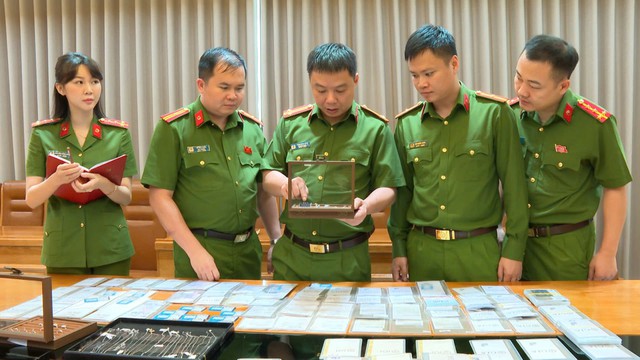Cảnh sát khám xét 20 cơ sở kinh doanh vàng bạc, bắt giám đốc Đặng Ngọc Thảo cùng nhiều người khác - Ảnh 1.
