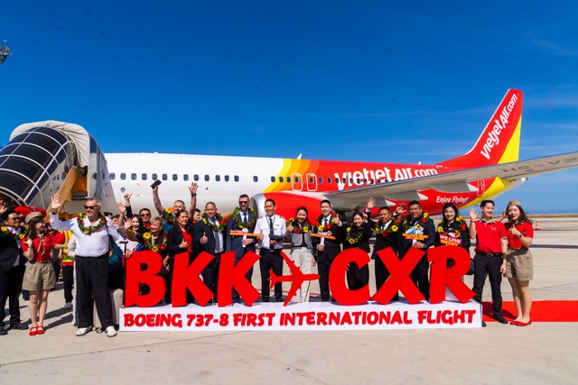 Chiều 1/7, sân bay Tân Sơn Nhất ghi nhận một máy bay khác lạ của Vietjet - Ảnh 3.