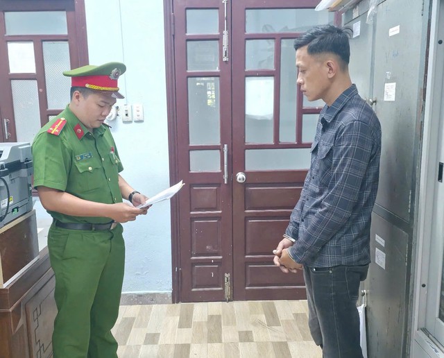 Thi hành lệnh bắt tạm giam nhân viên giao hàng Lê Tấn Hùng SN 1997 - Ảnh 1.