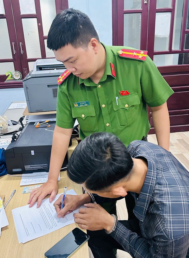 Thi hành lệnh bắt tạm giam nhân viên giao hàng Lê Tấn Hùng SN 1997 - Ảnh 2.