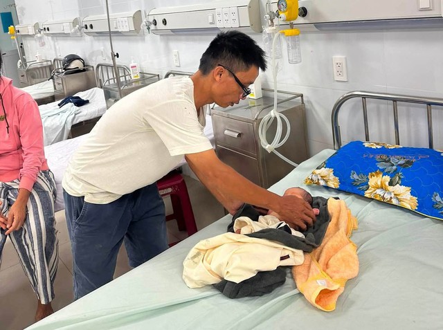 Cháu bé đi đá bóng phát hiện một trẻ sơ sinh nằm ở lề đường: Công an phường thông tin - Ảnh 1.