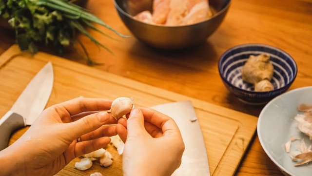 Nhiều người ăn tỏi để “thải độc” gan: Chuyên gia chỉ ra sự thật không phải ai cũng biết - Ảnh 1.