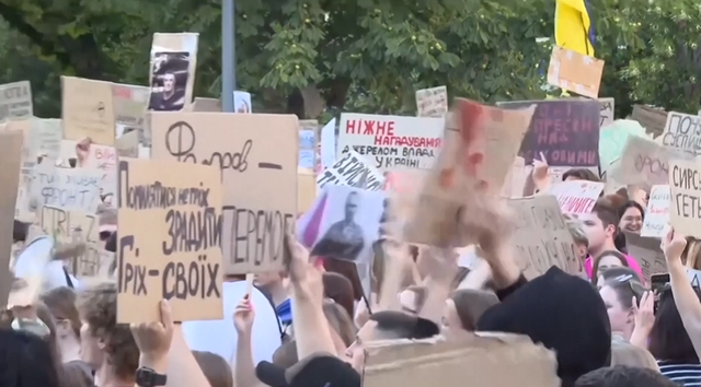 Nga tung chiến thuật "thiêu rụi" - 16 thành phố hỗn loạn, ông Zelensky triệu khẩn chỉ huy trước sức ép hàng ngàn người - Ảnh 3.