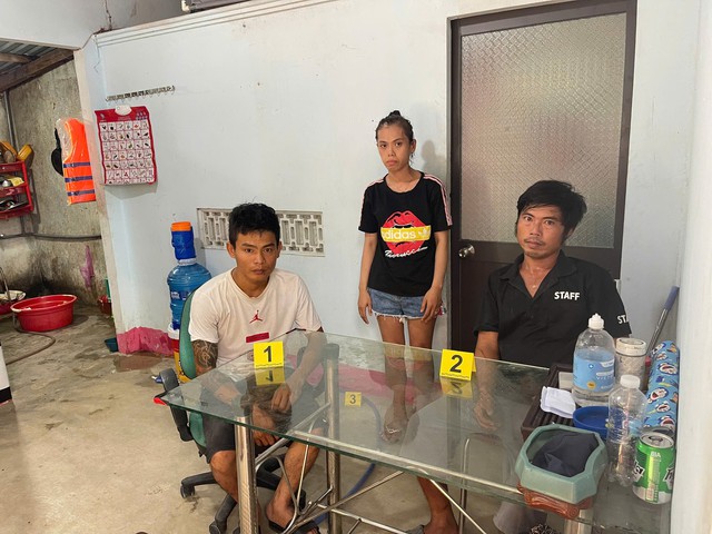 Kiểm tra căn nhà thuê, công an bắt Trần Thị Ngọc Trang SN 1998 và 2 người đàn ông - Ảnh 1.