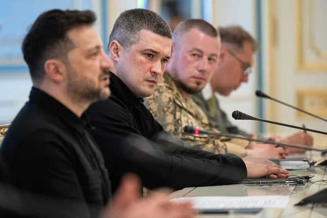 Nga tung chiến thuật "thiêu rụi" - 16 thành phố hỗn loạn, ông Zelensky triệu khẩn chỉ huy trước sức ép hàng ngàn người - Ảnh 4.