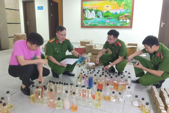 Khám xét khẩn cấp 7 địa điểm trong chuyên án 'khủng', bắt vợ chồng Nguyễn Quỳnh Trang - Mai Minh Đức - Ảnh 1.