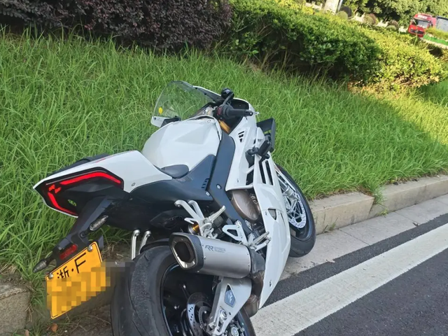 Đang ngồi ô tô, người đàn ông phát hiện xe máy 