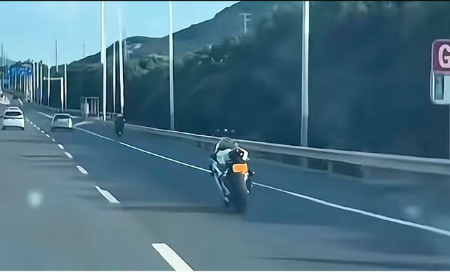 Đang ngồi ô tô, người đàn ông phát hiện xe máy 