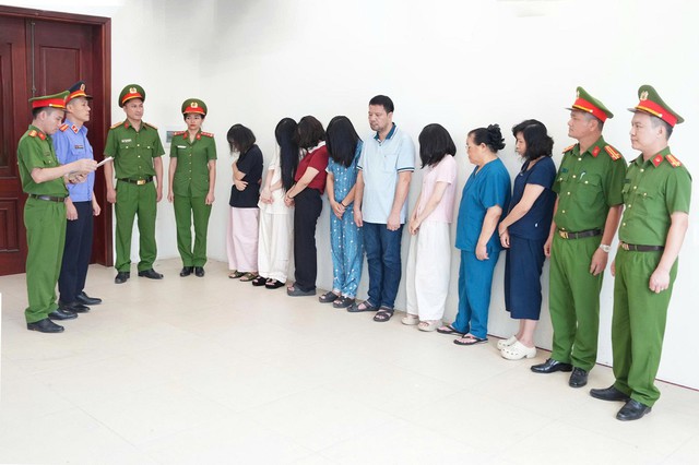 Khám xét khẩn cấp Phòng khám đa khoa Y học Nghệ An, 10 người tra tay vào còng - Ảnh 2.