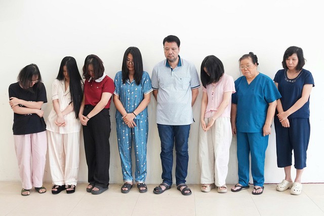 Khám xét khẩn cấp Phòng khám đa khoa Y học Nghệ An, 10 người tra tay vào còng - Ảnh 3.