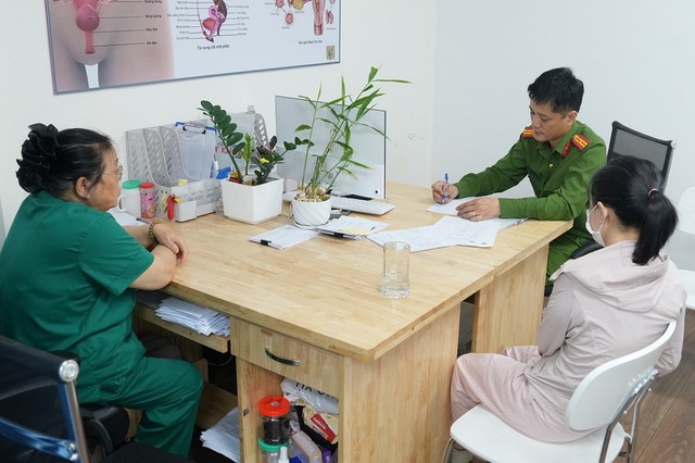 Khám xét khẩn cấp Phòng khám đa khoa Y học Nghệ An, 10 người tra tay vào còng - Ảnh 6.