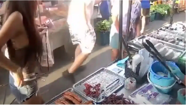 Đi chợ bị móc túi, người phụ nữ bảo chồng đuổi theo rồi sau đó lại có hành động khiến ai cũng sửng sốt - Ảnh 2.